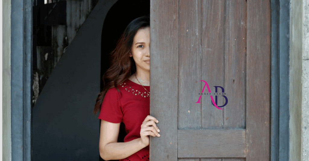 Kobieta uchylająca drzwi – symboliczne przedstawienie oporu i pierwszego kroku w stronę zmiany.