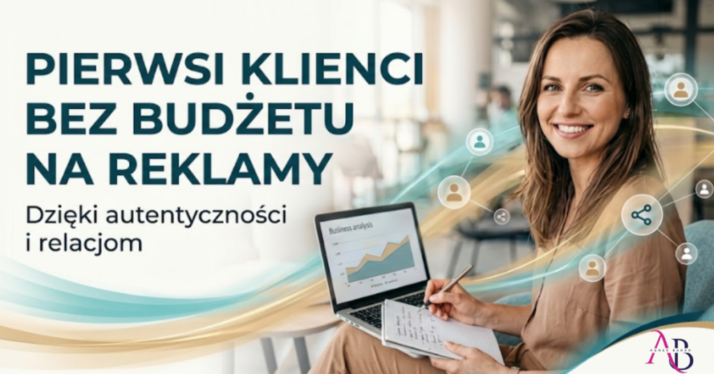 Uśmiechnięta kobieta biznesu pracująca przy laptopie z grafiką przedstawiającą sieć relacji i napis jak zdobyć pierwszych klientów bez budżetu na reklamy.